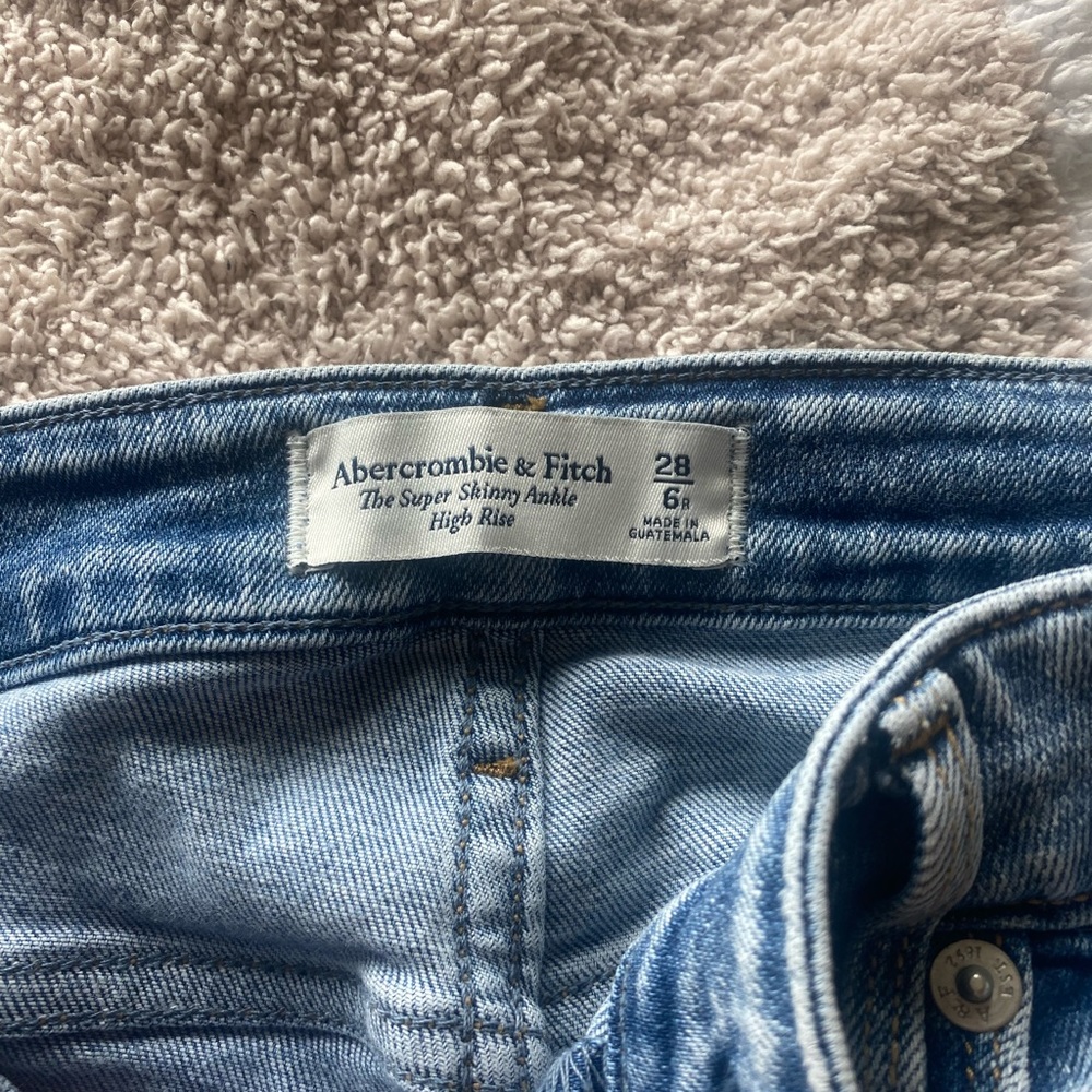 Too big. Size 6 Abercrombie skinny Jeans.